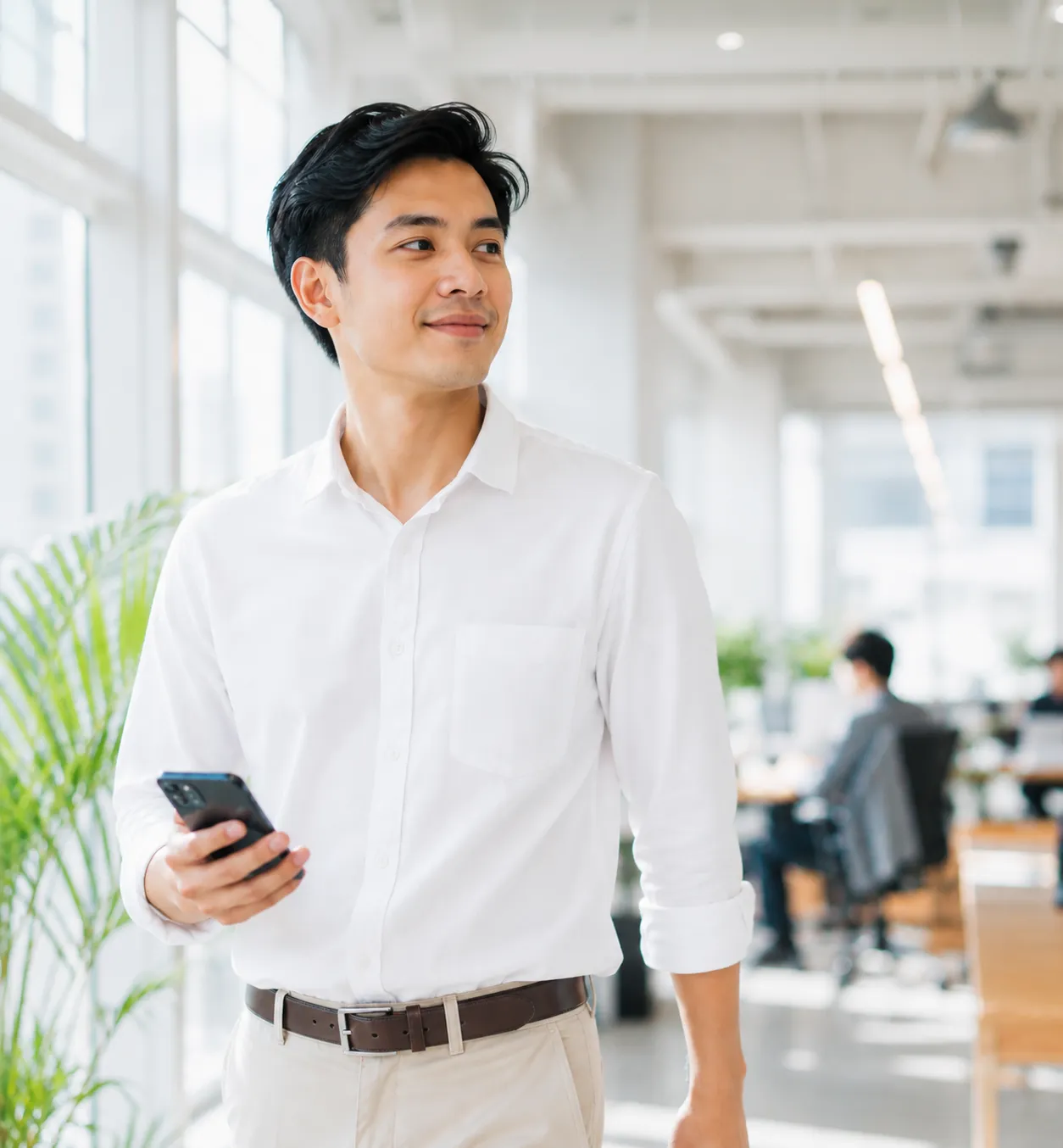 Profesional menggunakan aplikasi HR melalui ponsel.